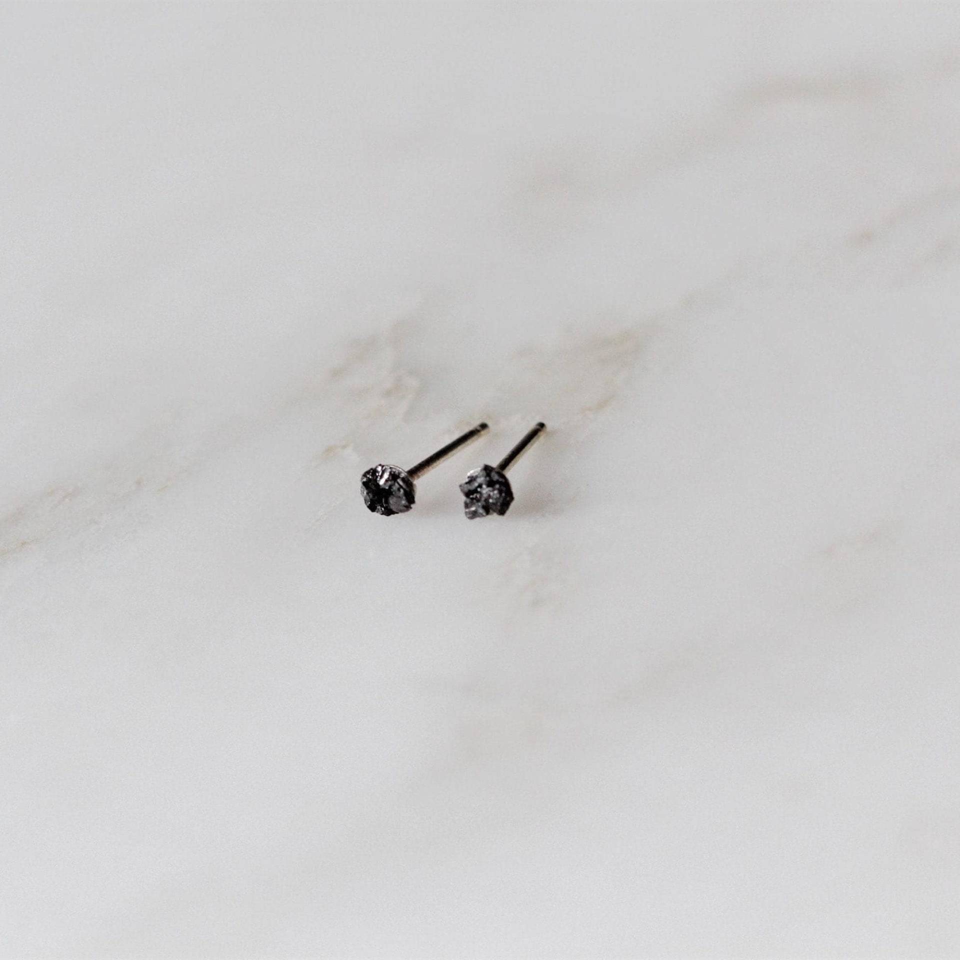 Rohe Schwarze Diamant Ohrstecker Sterling Silber Minimalist Schmuck von VallomaJewelryShop