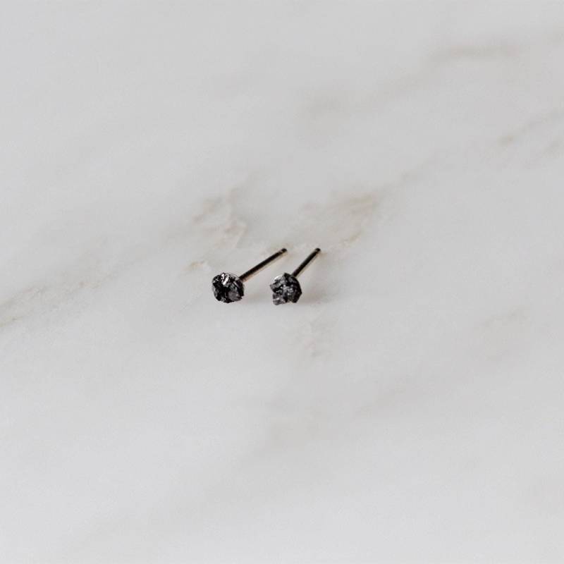 Rohe Schwarze Diamant Ohrstecker Sterling Silber Minimalist Schmuck von VallomaJewelryShop