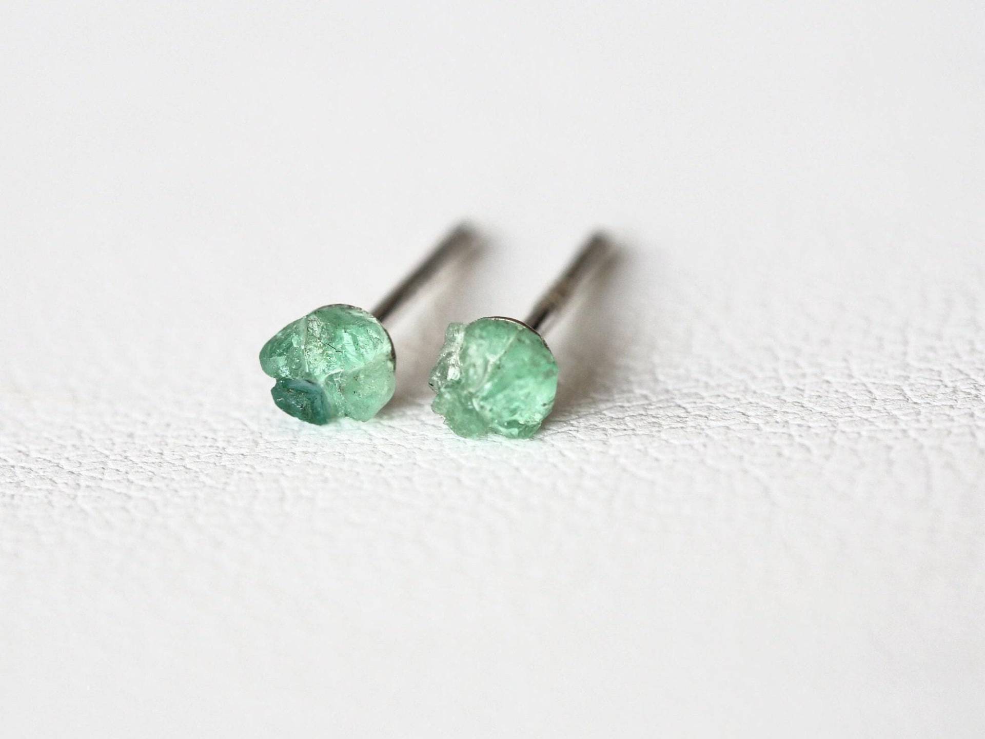 Rohe Smaragd Ohrstecker Sterling Silber Mai Geburtsstein von VallomaJewelryShop