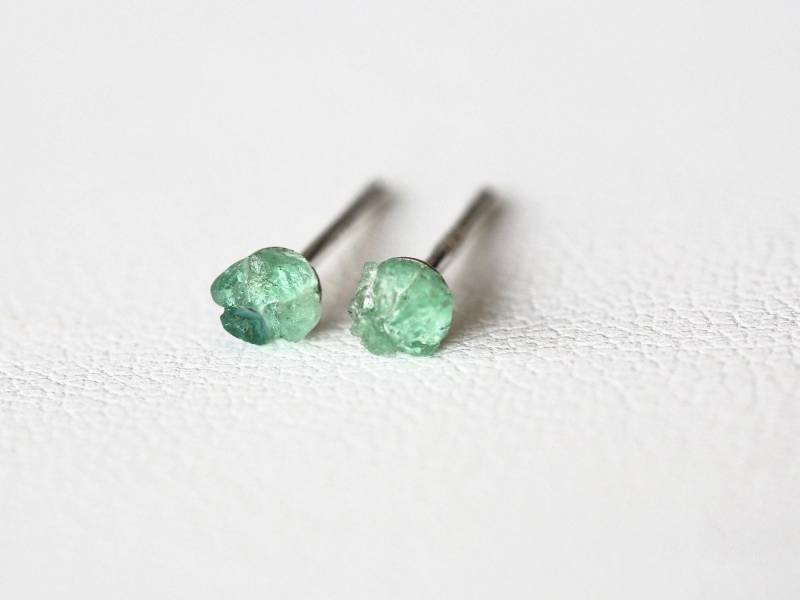 Rohe Smaragd Ohrstecker Sterling Silber Mai Geburtsstein von VallomaJewelryShop
