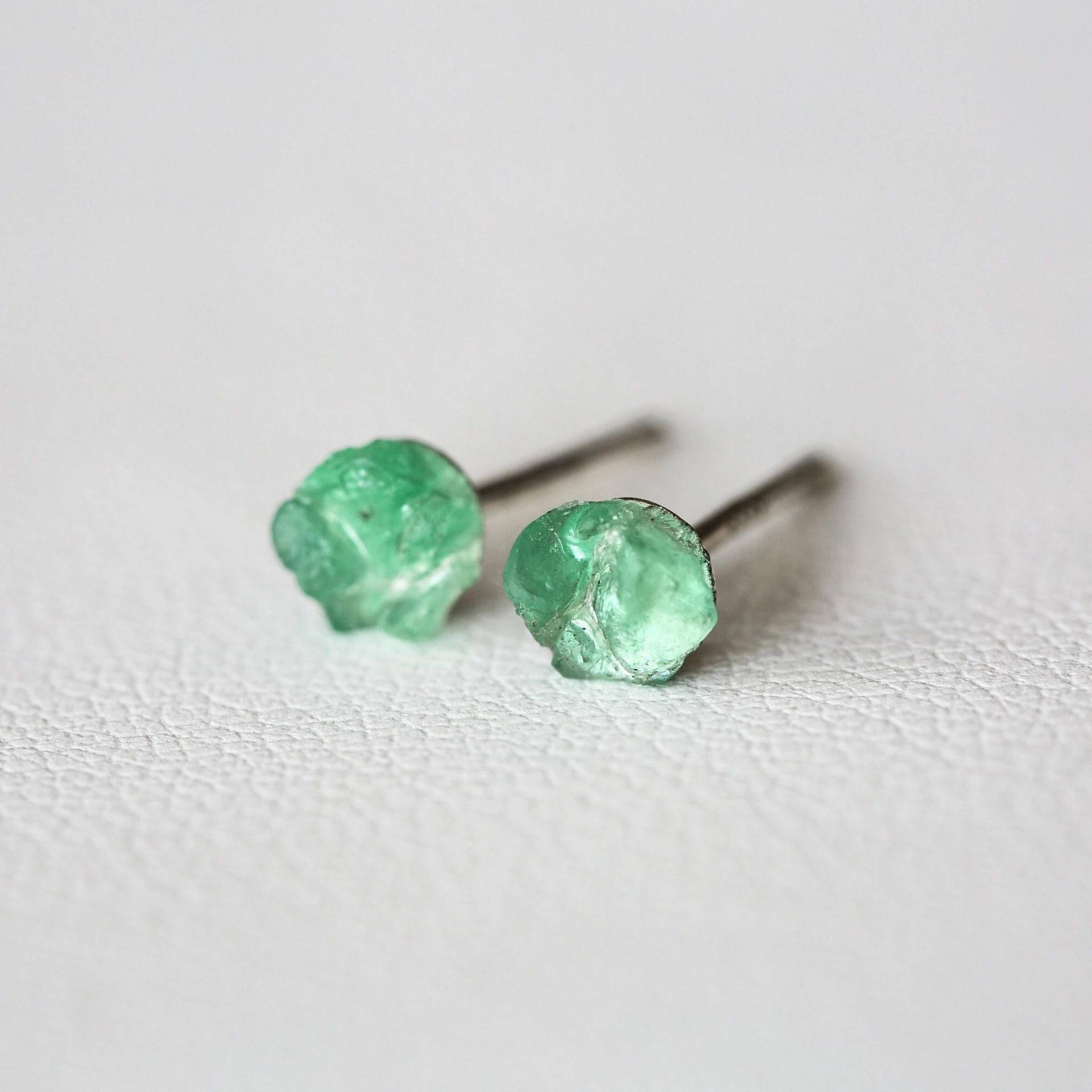 Rohe Smaragd Ohrstecker Zierliche Sterling Silber Ohrstecker, Mai Geburtsstein von VallomaJewelryShop