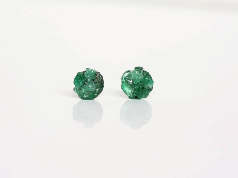 Rohe Smaragd Titan Ohrstecker Mai Geburtsstein von VallomaJewelryShop