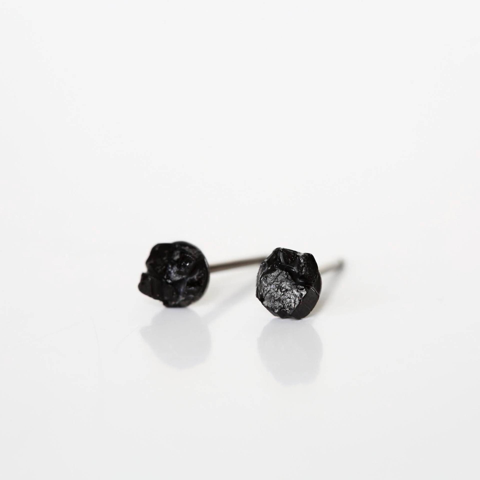 Roher Schwarzer Turmalin Ohrstecker Hypoallergener Titanschmuck von VallomaJewelryShop