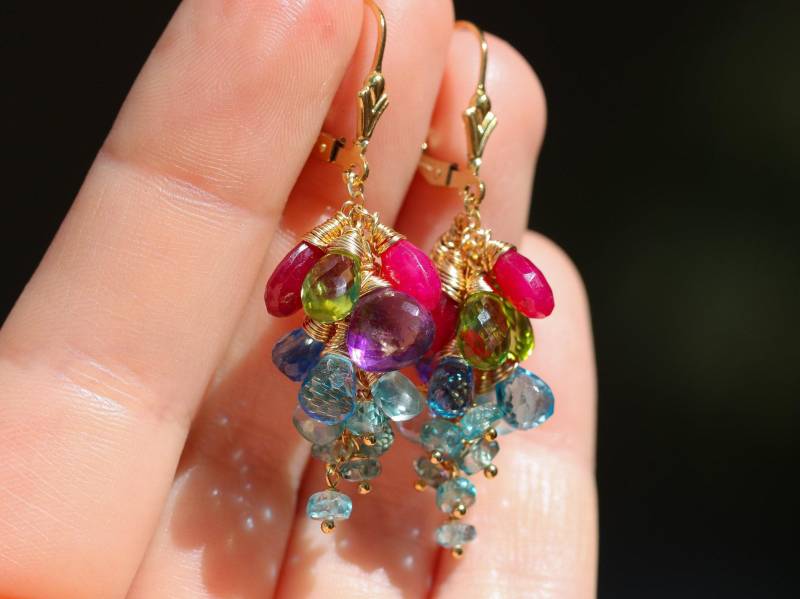 Gold Filled Edelstein Cluster Ohrringe, Rubin, Zirkon, Peridot von Valltasy