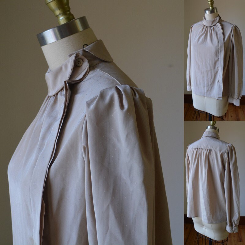 1980Er Braun/Tan Essential Bluse Mit Hohem Hals Damen Größe Klein, Vintage Tan High Neck/Mock Neck Langarm Größe Klein von ValsVintageShoppe