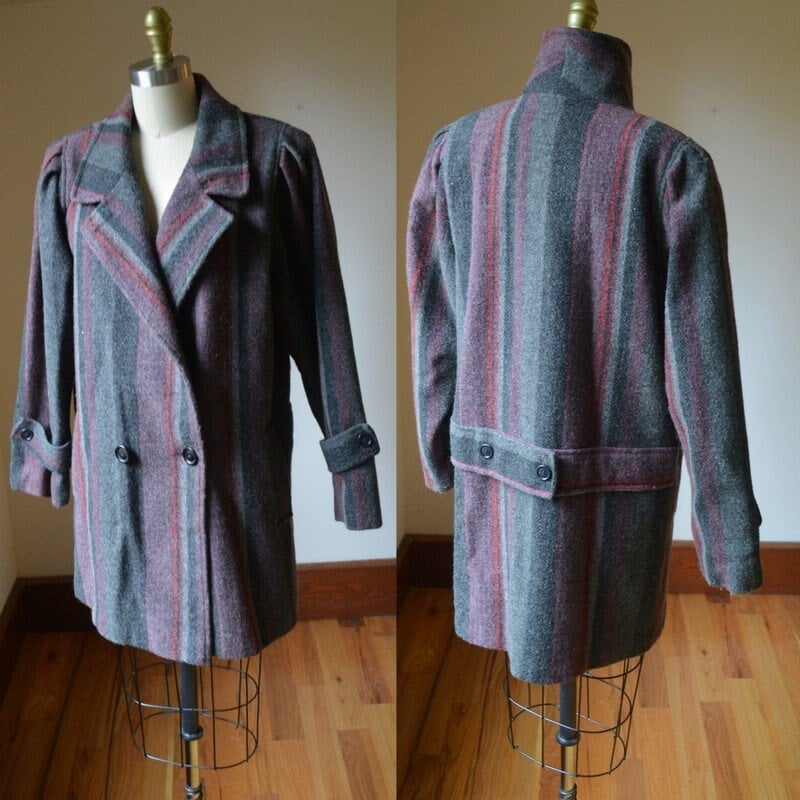 Vintage Lila/Grau Wolle Wintermantel, Doppelbrust Lila Und Grau High Neck Wollmantel Damen Größe Medium von ValsVintageShoppe