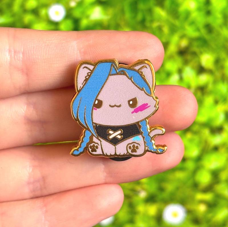 Süßer Chibi Cat Jinx Emaille Pin von Valtassi
