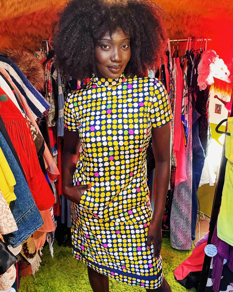 Vintage 1960Er Jahre Funky Psychedelic Mod Kleid Mit Bunten Pünktchen von VampRodeoVintage