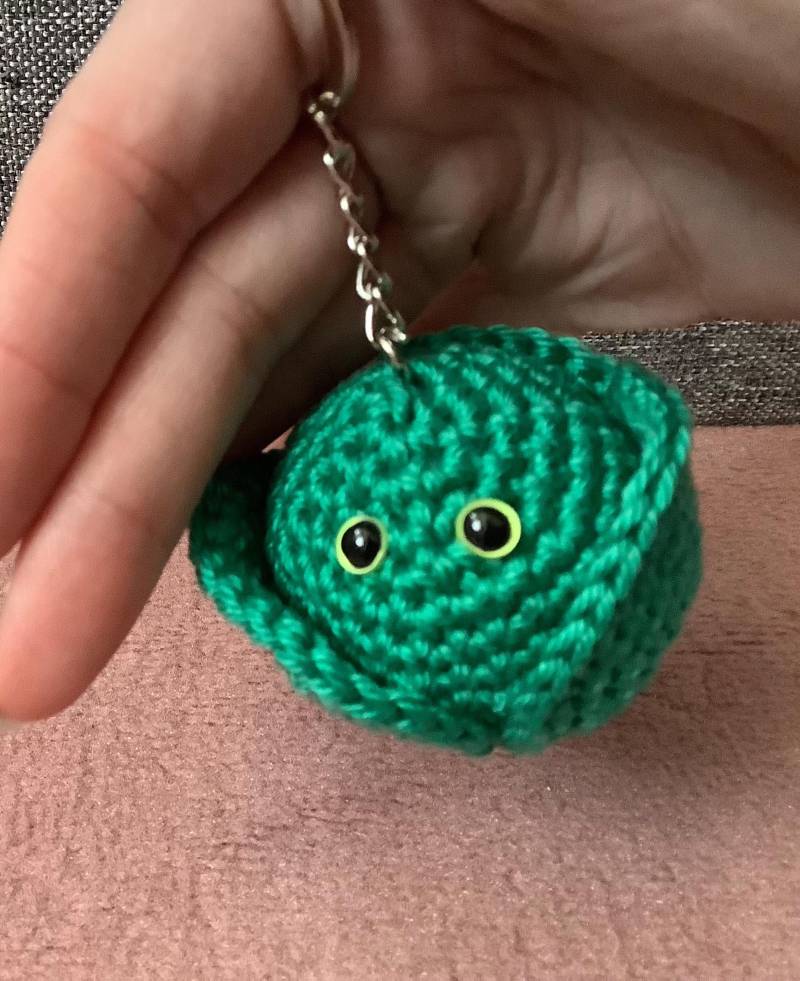 Gehäkelter Rosenkohl Schlüsselanhänger - Lustiges Gemüse Amigurumi Geschenk Für Veganer & Gemüsefans Handmade Mit Liebe von Vampirbluemchen