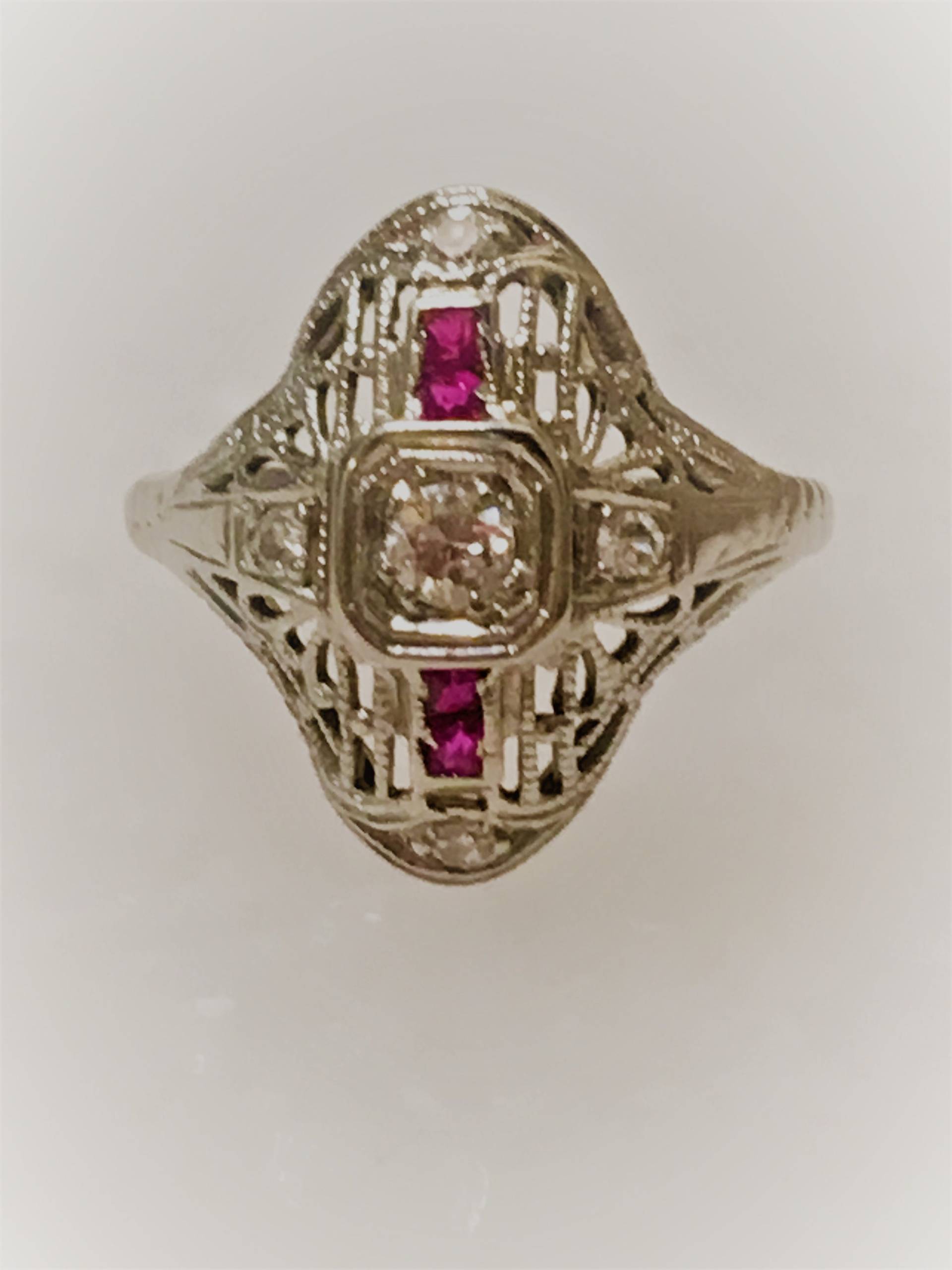 Antiker 20Er Jahre Art Deco 18K Gold Rubie Und Diamant Ring Antiker 20Er Jahre Art Deco 18K Gold Rubie Und Diamant Ring von VanTulle