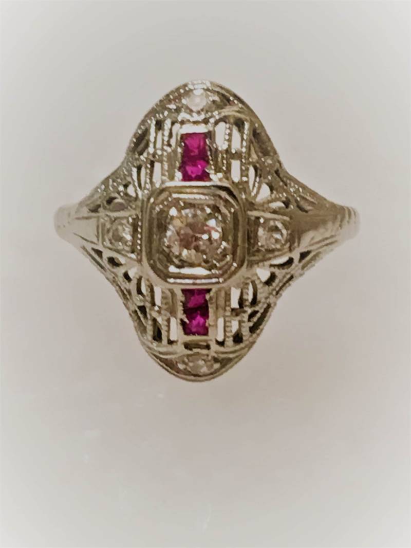 Antiker 20Er Jahre Art Deco 18K Gold Rubie Und Diamant Ring Antiker 20Er Jahre Art Deco 18K Gold Rubie Und Diamant Ring von VanTulle