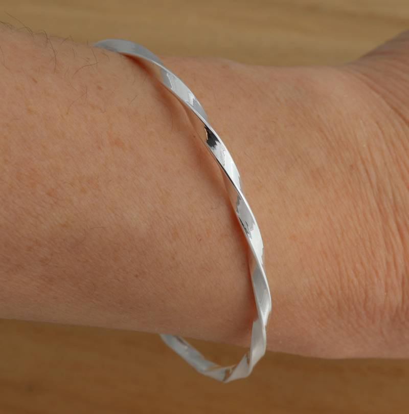 925 Sterling Silber Kleines Twisted Stackable Slip On Armreif Armband 62 Mm X 3 in Geschenkbox von VandPJewelleryLtd