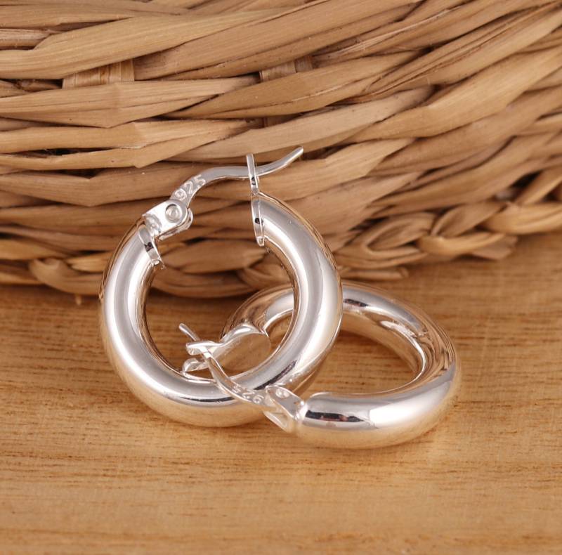 925 Sterling Silber Plain Huggie Hoop Ohrringe 18 Mm Durchmesser in Geschenkbox von VandPJewelleryLtd