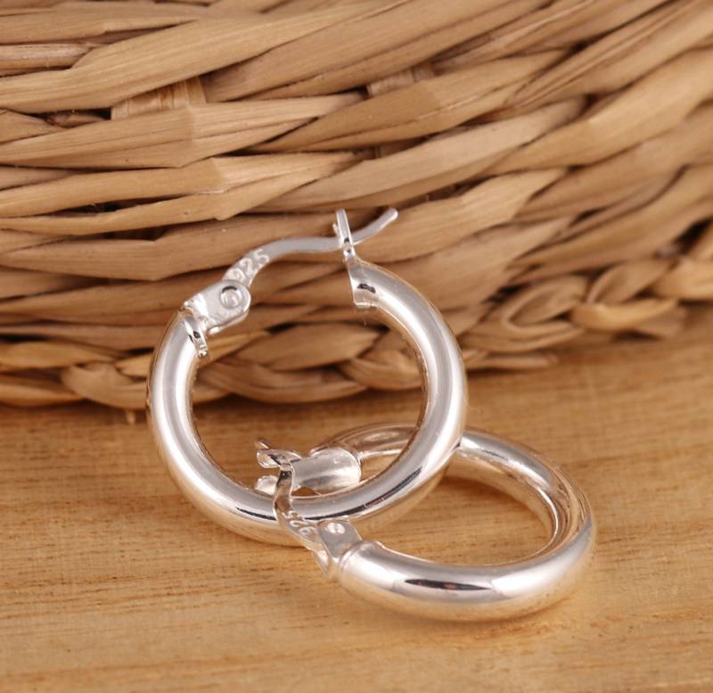 Solide 925 Sterling Silber Plain Huggie Hoop Ohrringe 17 Mm Durchmesser in Geschenkbox von VandPJewelleryLtd
