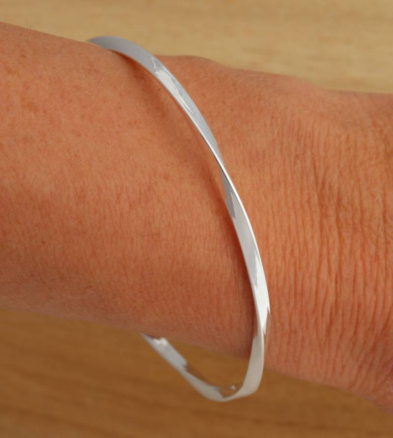 Solide 925 Sterling Silber Twisted Stapelbar Slip On Runde Form Armreif Armband Geschenkbox von VandPJewelleryLtd
