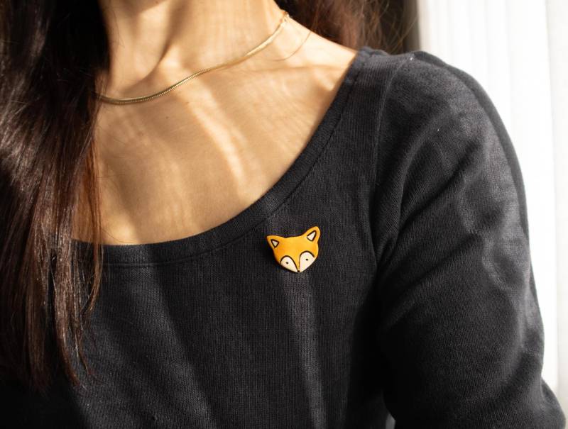 Handgefertigte Keramik Fuchs Brosche von VanilyaCeramics