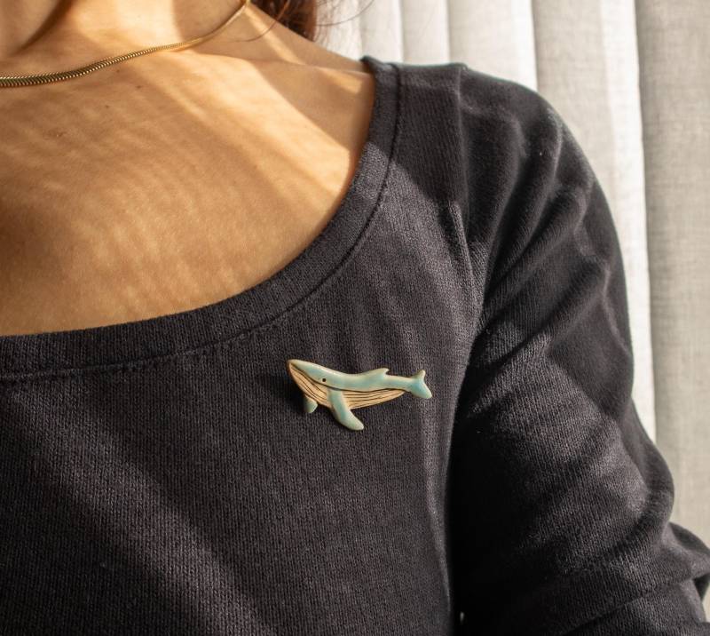 Handgefertigte Keramik Wal Brosche von VanilyaCeramics