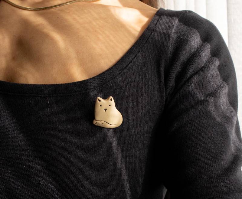 Handgemachte Keramik Katzen Brosche von VanilyaCeramics