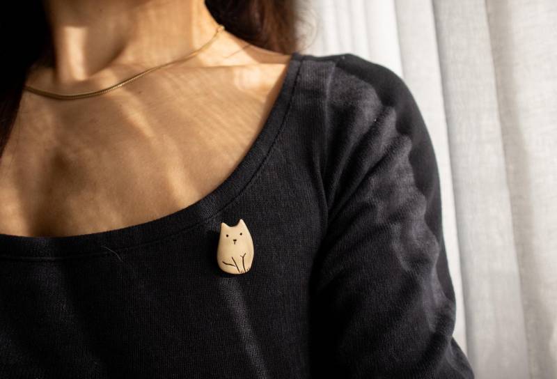 Handgemachte Keramik Katzen Brosche von VanilyaCeramics