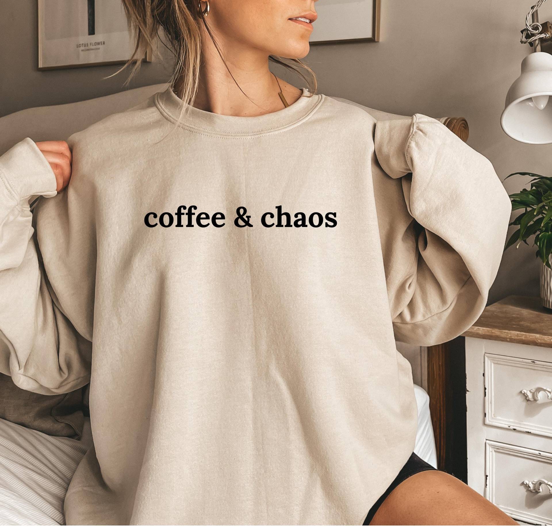 Kaffee & Chaos Sweatshirt, Süße Kaffee-Liebhaber-Pullover, Mama Gemütlicher Sweater Für Kaffeeliebhaber, Kaffee-Shirt Lehrer von VanisPrintWorld