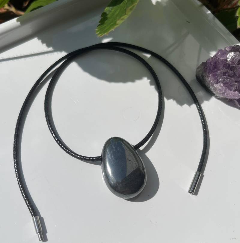 Gebbohrter Hämatit Anhänger Mit Hochwertigem Baumwollband & Edelstahl Drehverschluss von VanneyMoons