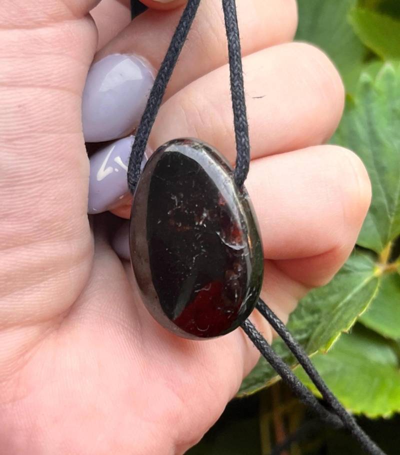 Gebohrter Granat Anhänger - Handgefertigt Mit Gewachstem Baumwollband von VanneyMoons