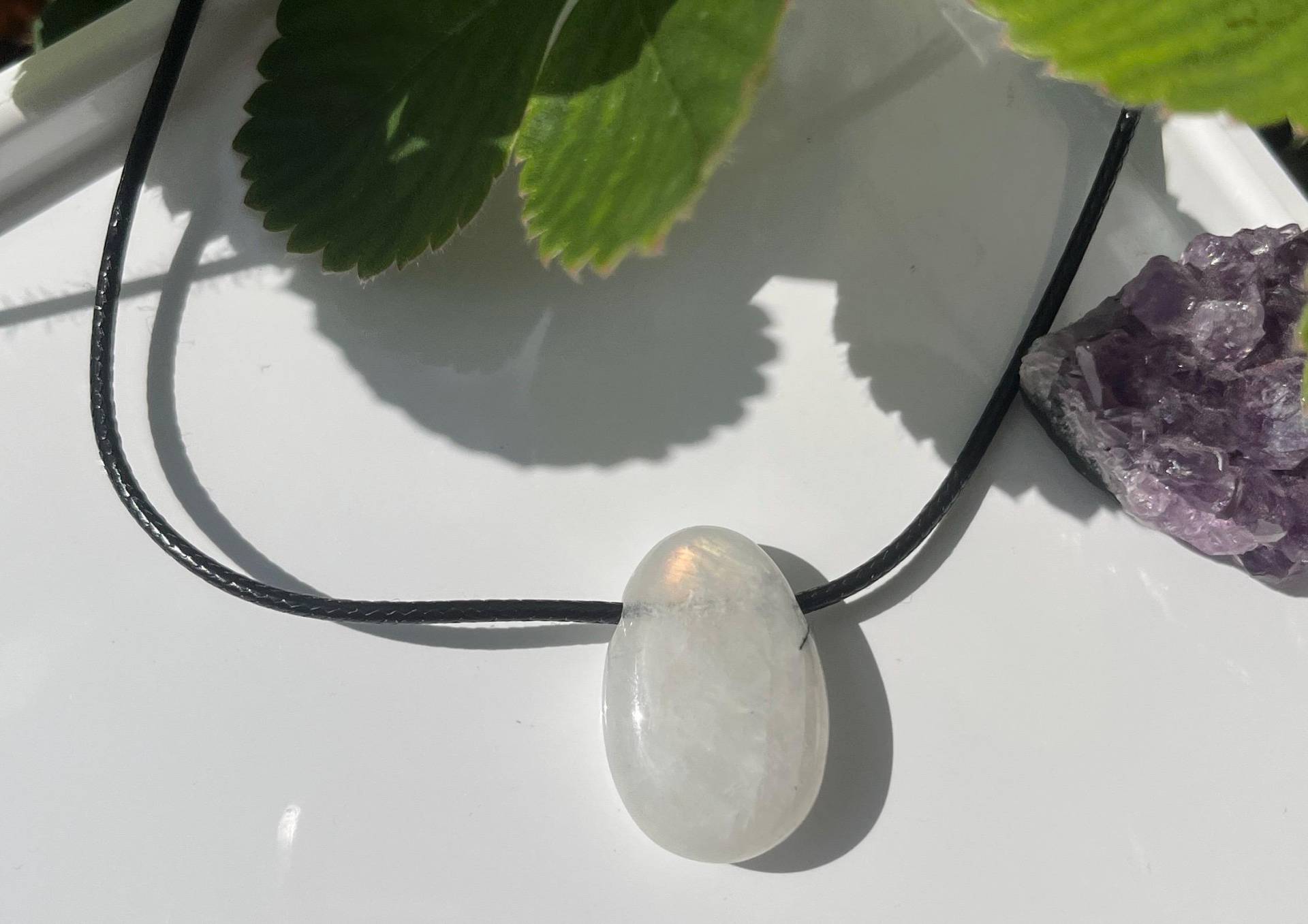 Gebohrter Mondstein Mit Hochwertigem Baumwollband Und Edelstahl Klick-Verschluss von VanneyMoons