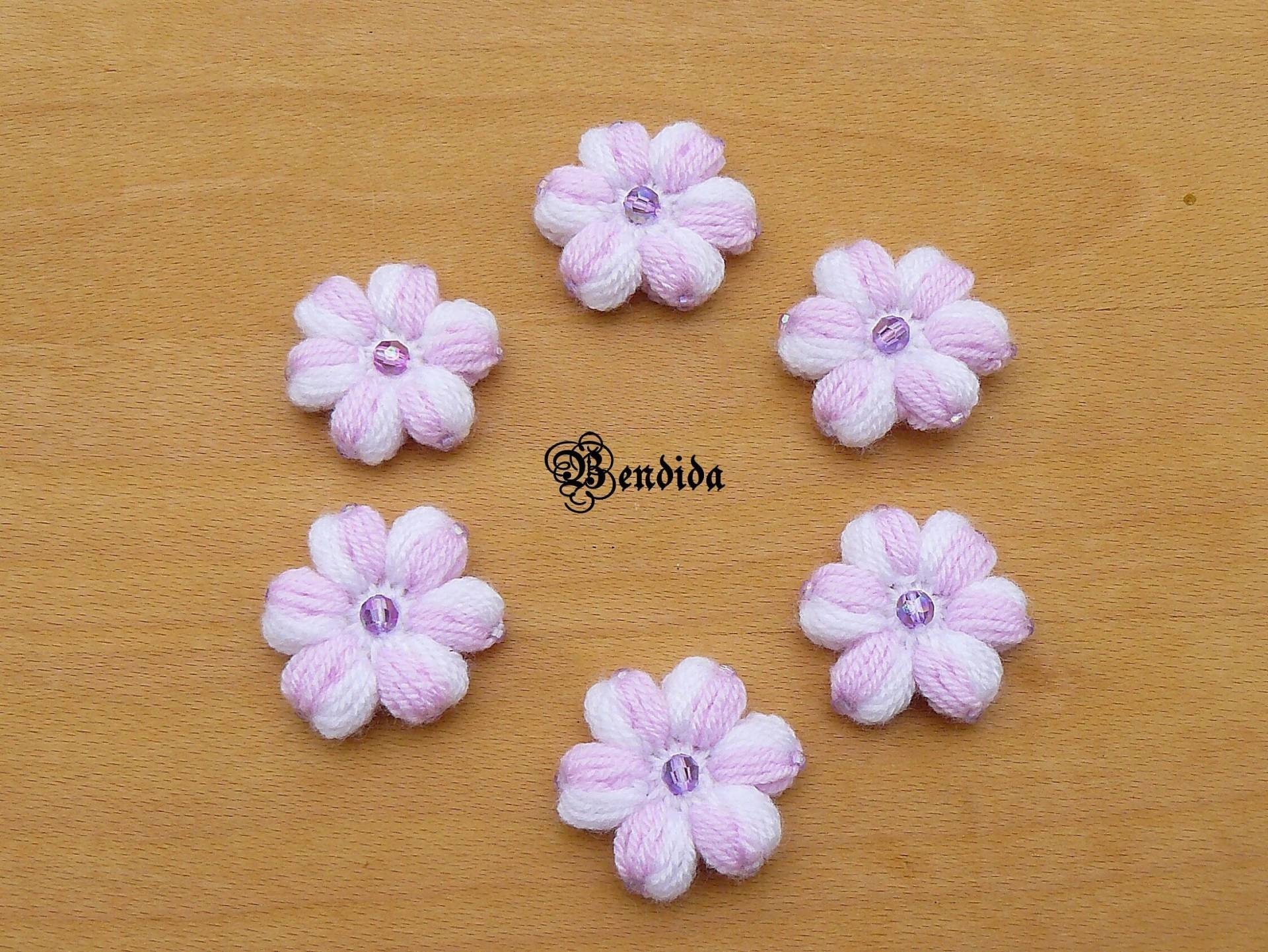 Gehäkelte Blumen Applikation Mauve & Weiße Perlen Aufnäher | 6Er Set Gehäkelte Blumen Applikation Mauve & Weiße Perlen Aufnäher | 6Er Set von VanqG