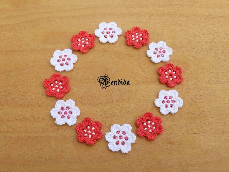 Gehäkelte Blumen Applikationen Koralle & Weiße Perlenverzierungen von VanqG