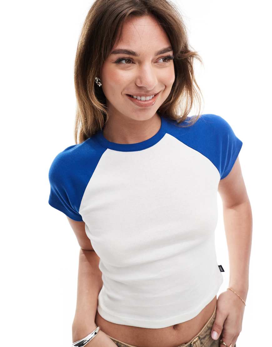 Vans - Clare - T-Shirt in True Blue und Marshmallow mit Raglanärmeln-Blau Vans - Clare - T-Shirt in True Blue und Marshmallow mit Raglanärmeln-Blau von Vans