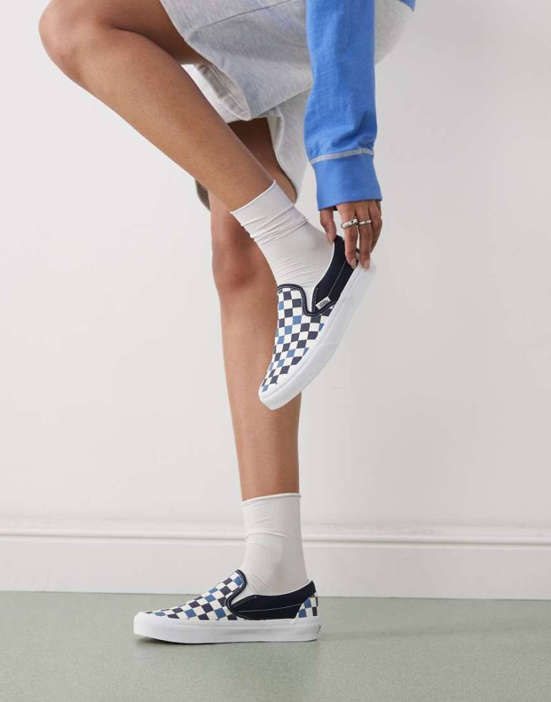 Vans Classic - Slip-On Colour Theory - Sneaker zum Hineinschlüpfen in dreifarbigem Marineblau mit Schachbrettmuster von Vans