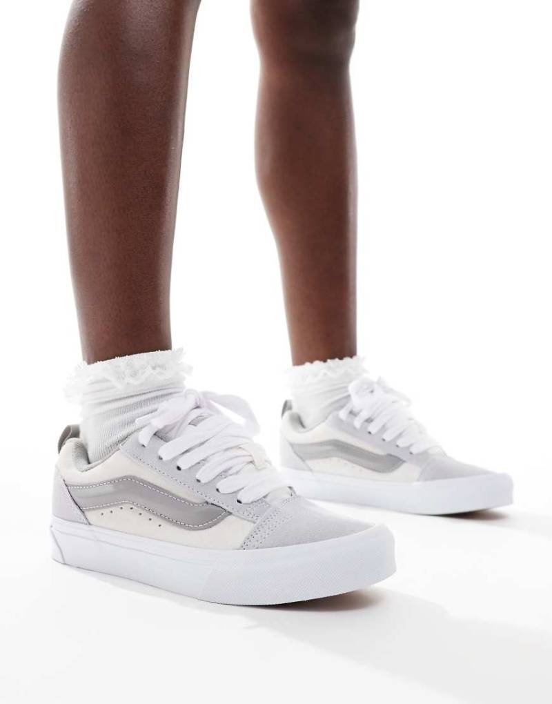 Vans - Knu Skool - Sneaker in Hellgrau und anderen Grautönen mit dicker Sohle von Vans