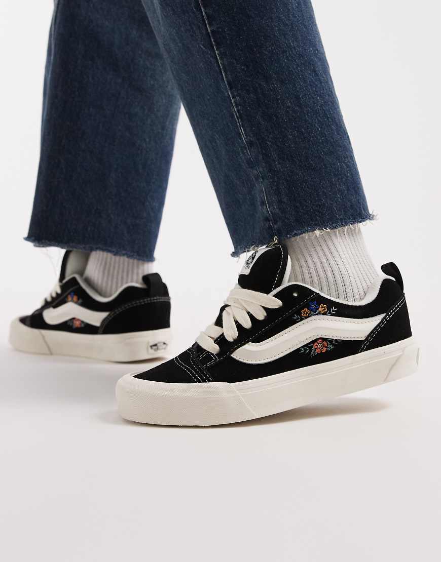 Vans - Knu Skool - Sneaker in Schwarz mit Blumendetail von Vans