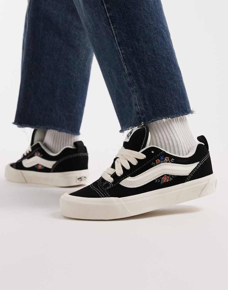 Vans - Knu Skool - Sneaker in Schwarz mit Blumendetail von Vans