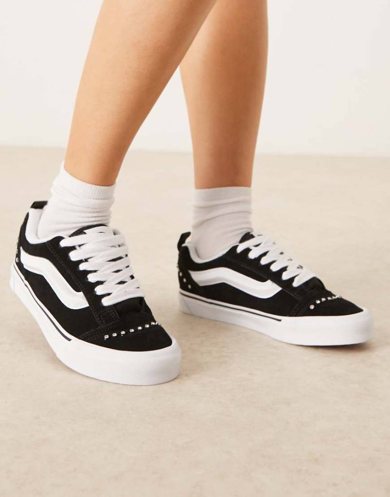 Vans - Knu Skool - Sneaker in Schwarz und Weiß mit Strassverzierung von Vans