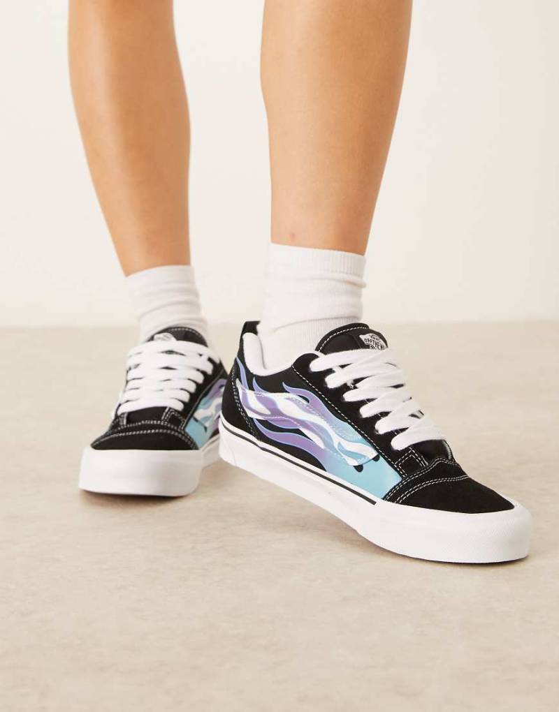 Vans - Knu Skool - Sneaker in Schwarz und Weiß mit blauem Flammenmuster an der Seite von Vans