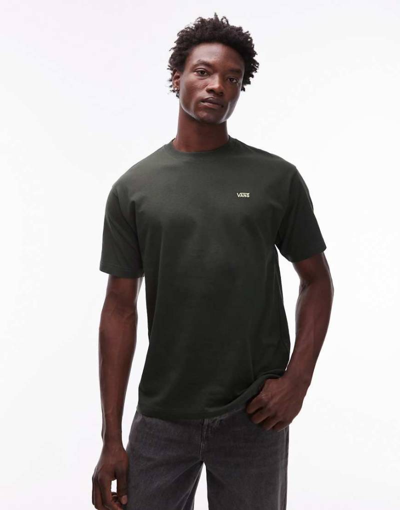 Vans - Locker sitzendes T-Shirt in dunklem Olivgrün mit Logo auf der linken Brust von Vans