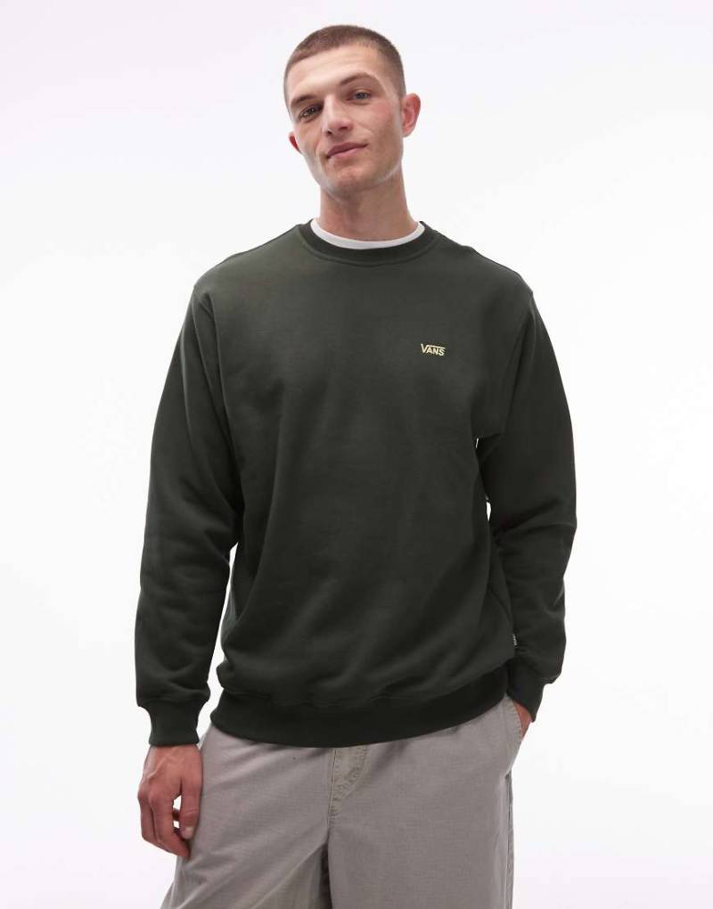 Vans - Loose Fit Sweatshirt in dunklem Olivgrün mit Logo auf der linken Brust Vans - Loose Fit Sweatshirt in dunklem Olivgrün mit Logo auf der linken Brust von Vans