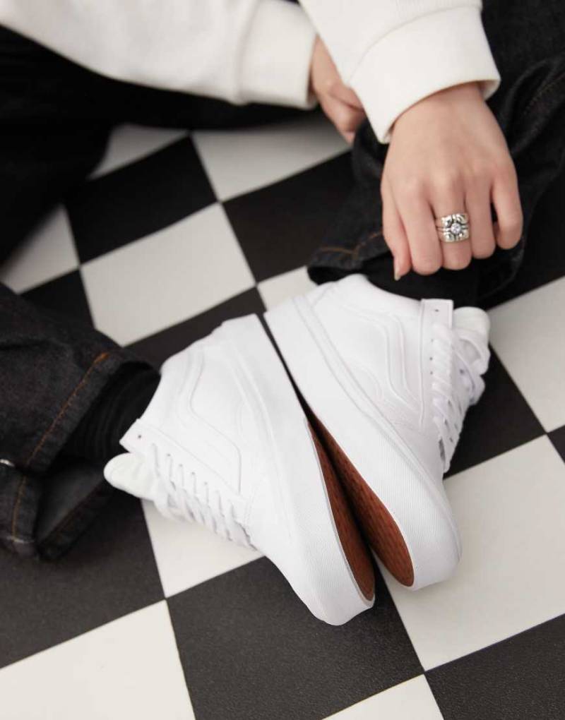 Vans - Old Skool - Kunstleder-Sneaker in Triple-Weiß Vans - Old Skool - Kunstleder-Sneaker in Triple-Weiß von Vans