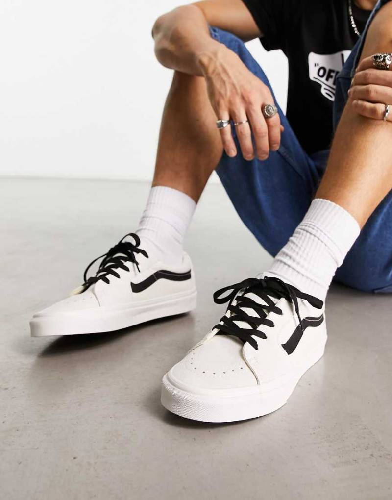 Vans - SK8-Low - Sneaker in Wollweiß mit seitlichem, schwarzem Streifen von Vans