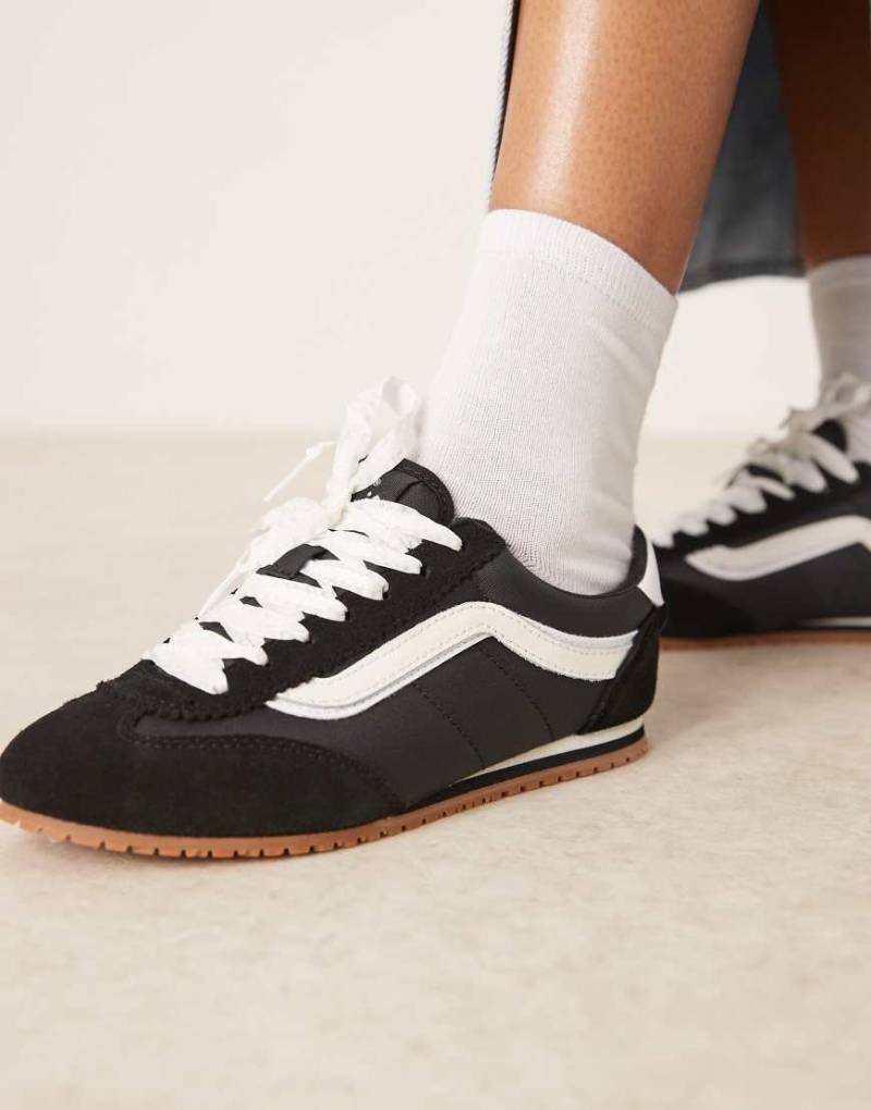 Vans - Super Lowpro - Sneaker in Schwarz und Weiß mit Spitzendetails von Vans
