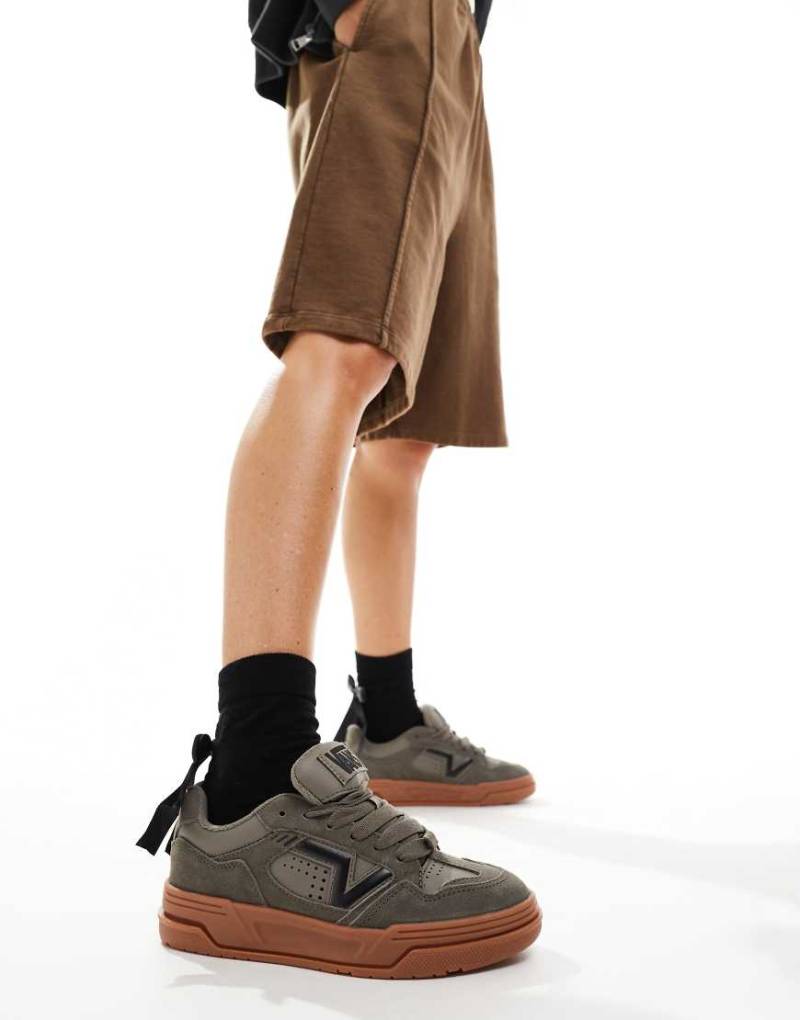 Vans - Upland - Klobige Sneaker aus Wildleder in Dunkelgrau mit Gummisohle von Vans