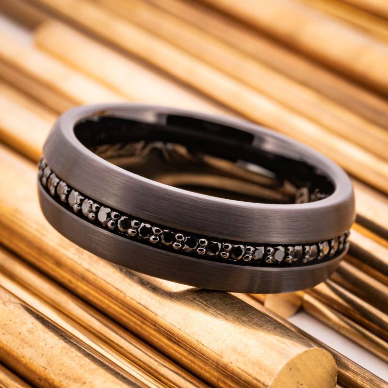 Schwarzer Ehering Aus Wolframkarbid Mit Schwarzen Saphiren Und Personalisierter Gravur Schwarzer Ehering Aus Wolframkarbid Mit Schwarzen Saphiren Und Personalisierter Gravur von VanswedenJewelers