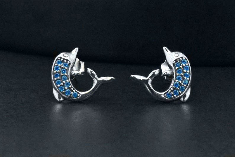 Feine 925 Sterling Silber Cluster Pave Runde Geschnitten Blau Sim Saphir Freundschaft Geschenk Platin Finish Meer Ozean Tier Delphin Ohrstecker von VantageJewels