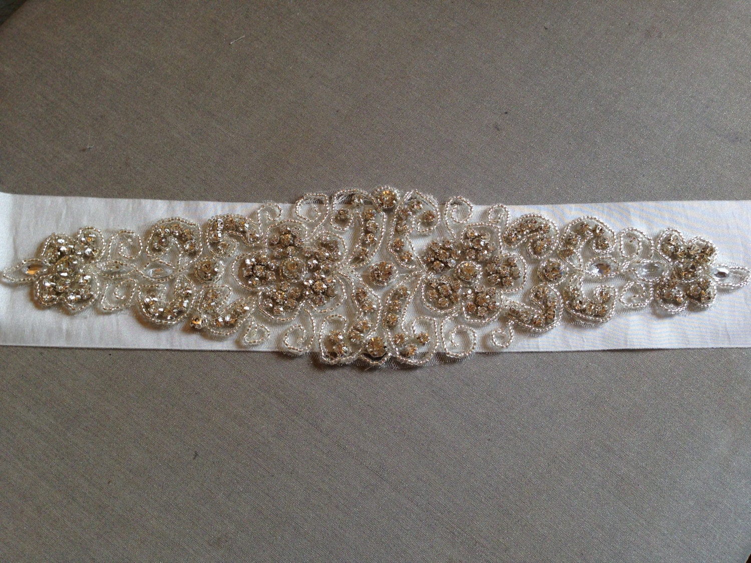 Hochzeits-Feldbinde Mit Strass Kristallen Auf Einer Multifunktionsleiste, Die Sie Dem Rücken, Hochzeit-Gürtel Ein Elfenbein Multifunktionsleiste Hochzeits-Feldbinde Mit Strass Kristallen Auf Einer Multifunktionsleiste, Die Sie Dem Rücken, Hochzeit-Gürtel Ein Elfenbein Multifunktionsleiste von VanyaBridal
