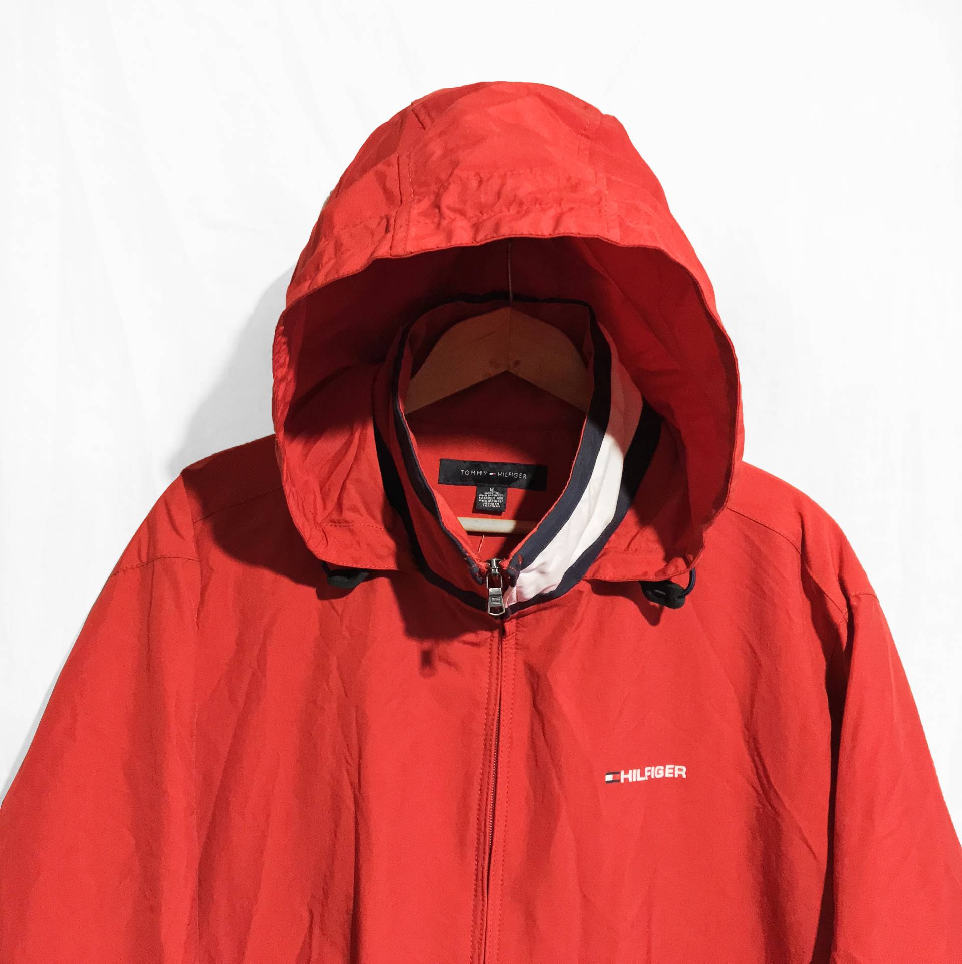 Tommy Hilfiger Windbreaker Wasserdicht Kapuzen Jacke Farbe Block Rot/Blau/Weiß Größe M von VapeoVintage