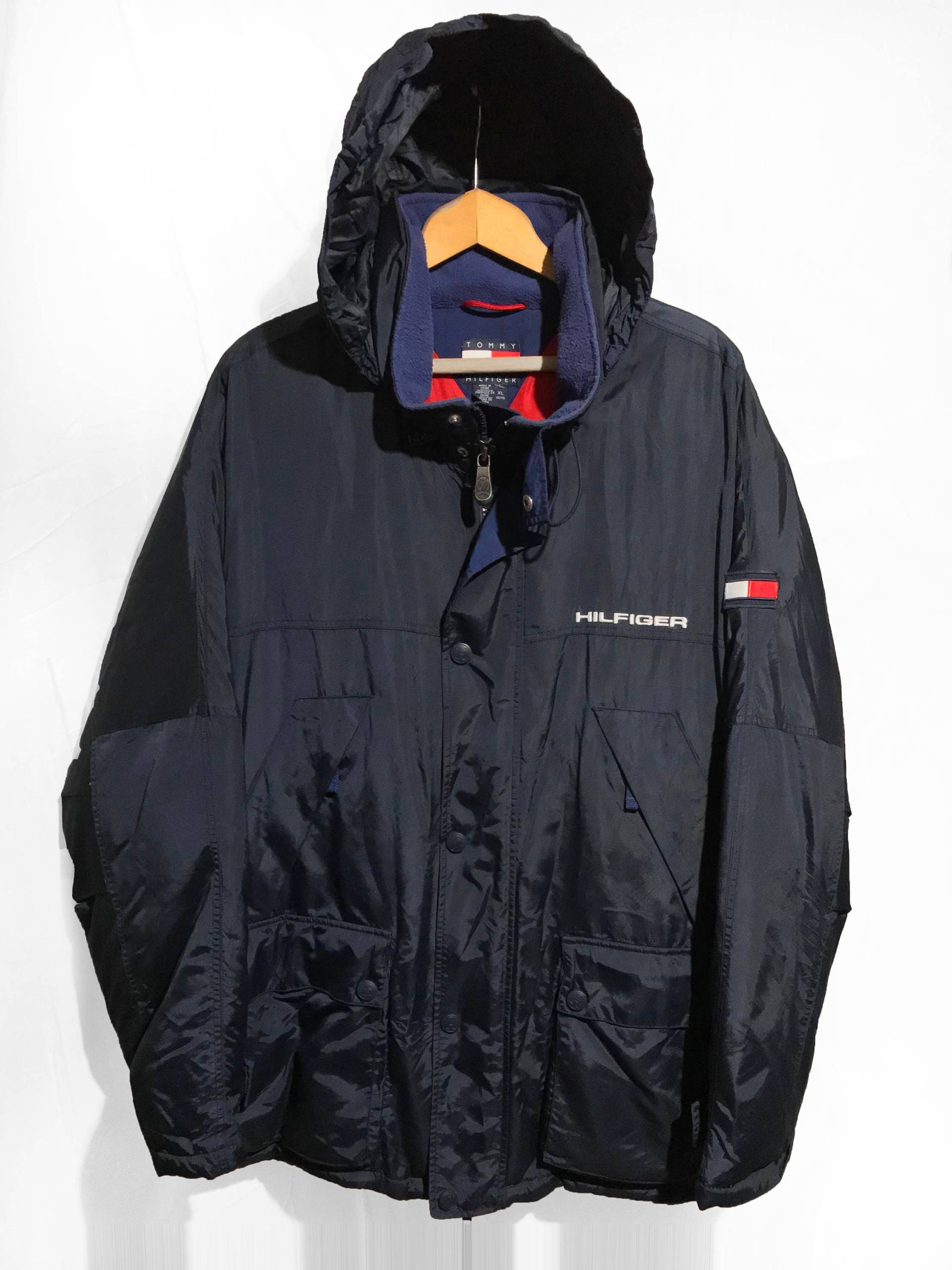 Vintage 90Er Tommy Hilfiger Goose Down Proof Kapuzenjacke Parka Jacke Block Logo Spell Out Multi Pocket Navy Blue Size Xl von VapeoVintage