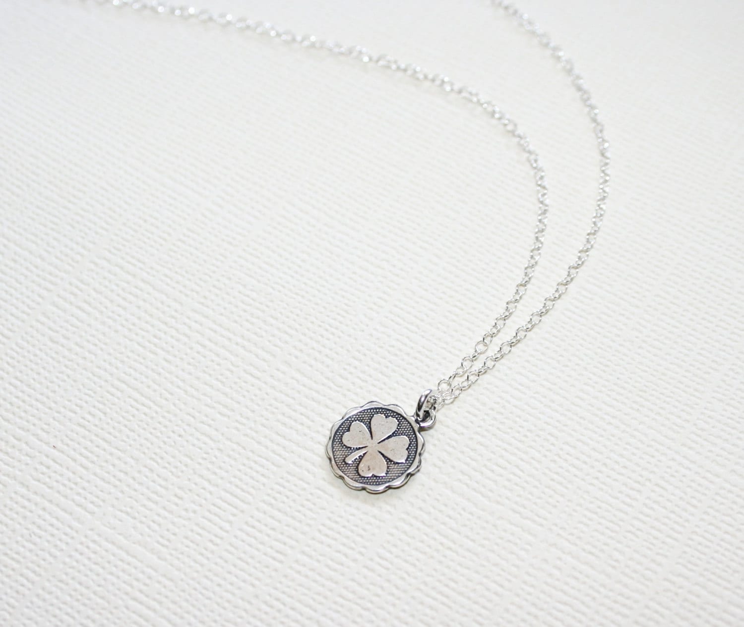 Glücksshamrock Charm Halskette in Sterling Silber Glücksshamrock Charm Halskette in Sterling Silber von VaraJewels