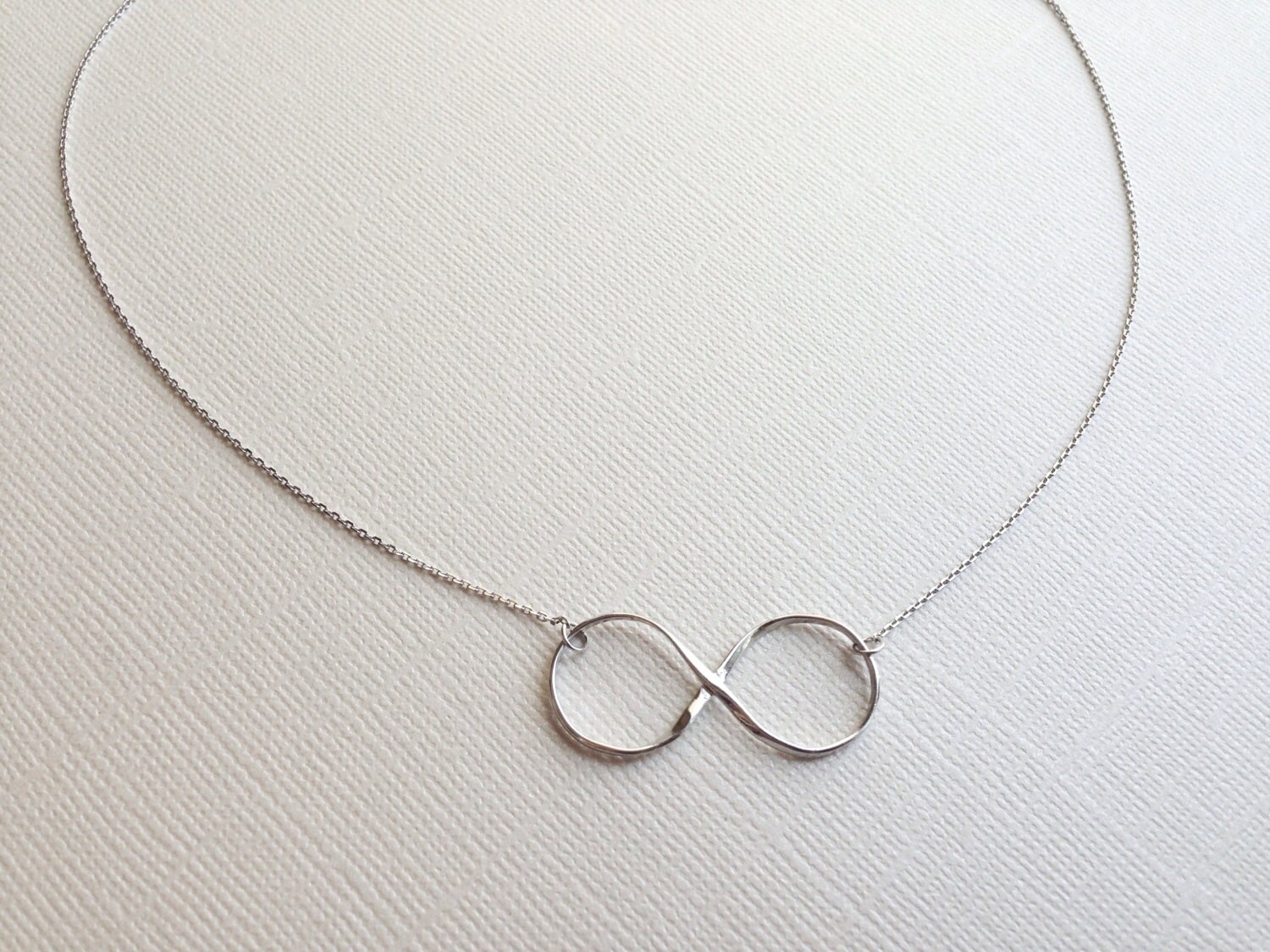 Infinity Halskette in Sterling Silber Mit Rhodium Finish Infinity Halskette in Sterling Silber Mit Rhodium Finish von VaraJewels