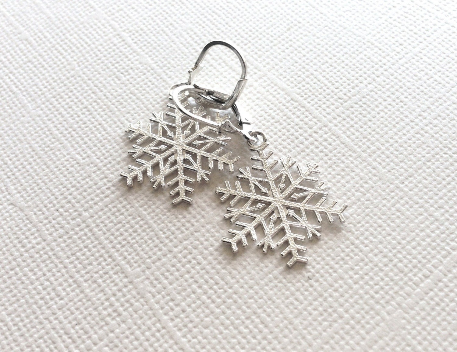 Schneeflocken Ohrringe in Sterling Silber Schneeflocken Ohrringe in Sterling Silber von VaraJewels